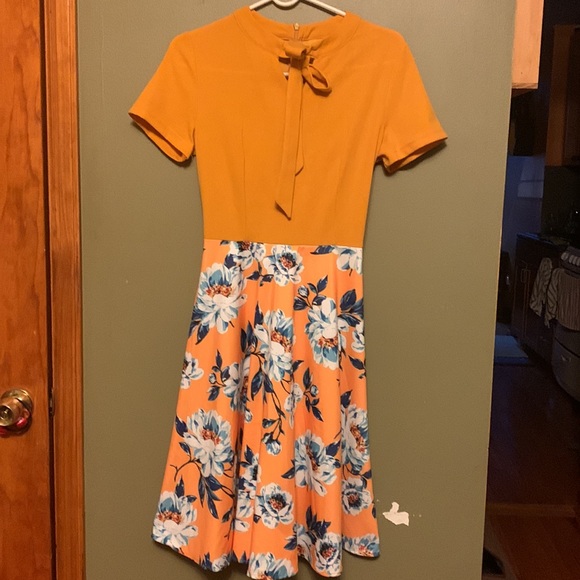 Dresses & Skirts - Floral Dress